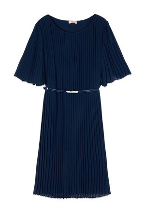 Marineblauwe geplooide jurk met ellebooglange mouwen en een dunne bijpassende riem in de taille, met een ronde halslijn.