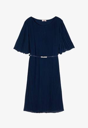 Marineblaues, plissiertes Kleid mit ellbogenlangen Ärmeln und einem dünnen, passenden Gürtel in der Taille, mit rundem Ausschnitt.
