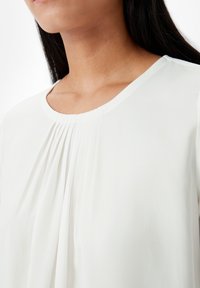 comma MIT PLISSEEFALTEN - Blouse - weiß