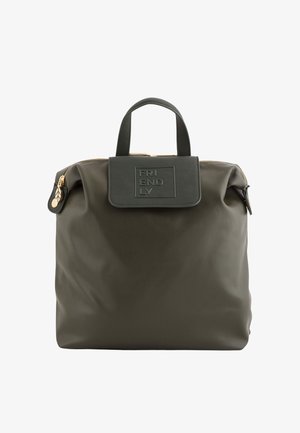 Olivgrüner Rucksack aus glattem, strapazierfähigem Material. Verfügt über einen oberen Tragegriff, einen Reißverschlussverschluss, ein geprägt Logo auf dem Überschlag und goldfarbene Beschläge.