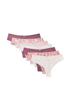 Sette paia di mutandine da donna rosa, bianche, viola e a motivo floreale, disposte a ventaglio stratificato su sfondo bianco.