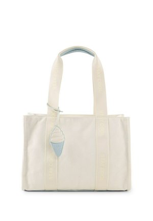 Borsa tote in tela beige con ampi manici "STAY COOL" e un ciondolo a forma di cono gelato blu e bianco appeso a una maniglia.