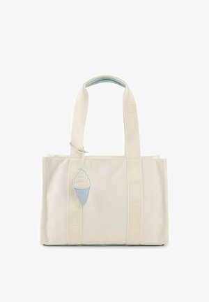 Borsa tote in tela beige con ampi manici "STAY COOL" e un ciondolo a forma di cono gelato blu e bianco appeso a una maniglia.