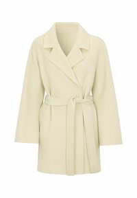 Krämfärgad omslagsoverall gjord av mjukt tyg, med en dubbelknäppt front, breda slag och ett midjeband för justering.