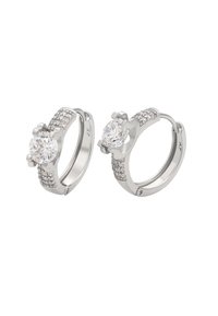 Korvaketjuiset hopeakorvakorut, joissa on suuri pyöreä kirkas kivi ja rivi pienempiä kiviä asetettuna vyölle lisäämään säihkettä.