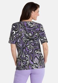 Korte mouwen top in zwart met een zwirled patroon in paarse, grijze en witte tinten. Soepele stof, ronde halslijn, ontspannen pasvorm.