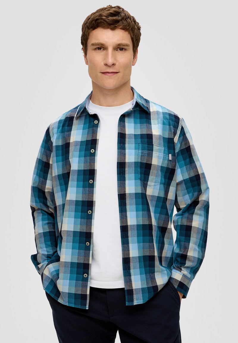 Blauw en teal geruite button-up shirt van katoen, met daaronder een wit T-shirt met ronde hals en bruine accenten. Inclusief een borstzak.