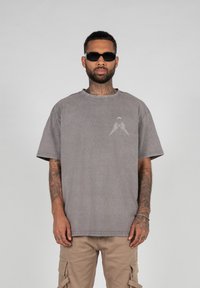 MJ Gonzales HIGHER THAN HEAVEN ACID WASHED HEAVY OVER - T-shirts print - asphalt