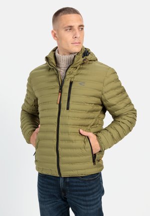 Oliven grøn pufferjakke med hætte, quiltet design, to sidelommer med lynlås og en brystlomme. Har elastiske manchetter og lynlås lukning.