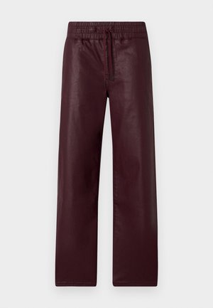 Bordowe spodnie z sztucznej skóry o luźnym kroju, z elastycznym pasem i sznurkiem do regulacji. Gładka tekstura o lekko błyszczącym wykończeniu.