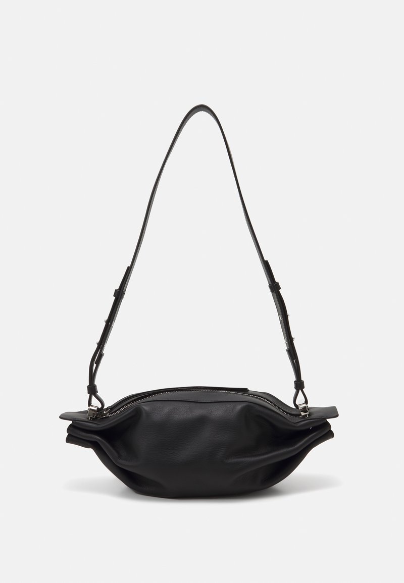 Borsa nera in pelle di forma curva, con chiusura a zip e una lunga tracolla regolabile. Superficie testurizzata con un aspetto morbido e sformato.