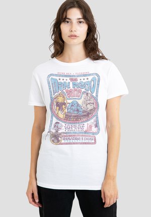 Frau trägt weißes T-Shirt mit farbenfrohem Max-Rebo-Band-Grafik, die Charaktere und Text enthält und sich auf Jabbas Palast aus Star Wars bezieht.