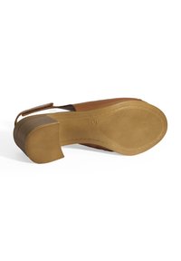 Brauner Lederschuh mit einer abgerundeten Spitze, einem Blockabsatz und einer strukturierten Gummisohle. Der Absatz hat eine leichte Erhöhung zur Unterstützung.
