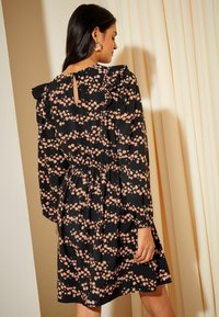 Friends Like These REGULAR FIT - RUFFLE SLEEVE AND FLARE   - Rochie de zi - black