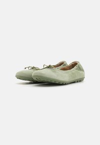 Ballerines en daim vert, avec une texture douce, un bout arrondi et un accent noué à l'avant. Semelles en caoutchouc avec un motif de semelle pour une meilleure adhérence.