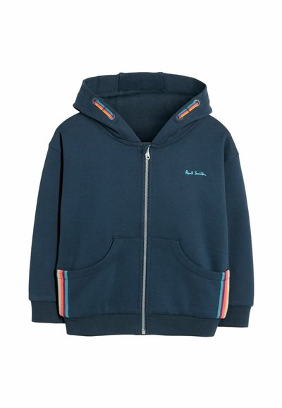 Mornarska dukserica sa zipom izrađena od pamuka, s dva prednja džepa ukrašena višebojnim prugama i kapuljačom na vezanje. Uključuje Paul Smith logo.