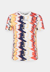 Krátký rukáv bavlněné tričko s cik-cak vzorem v červené, žluté, námořnické a bílé barvě; logo PUMA umístěné ve středu hrudníku.