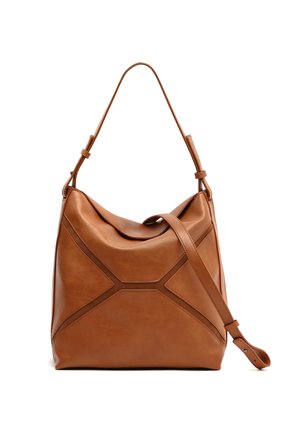 Borsa a tracolla in pelle marrone con motivo triangolare regolabile e tracolla lunga su sfondo bianco.