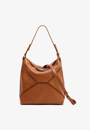 Borsa a tracolla in pelle marrone con motivo triangolare regolabile e tracolla lunga su sfondo bianco.