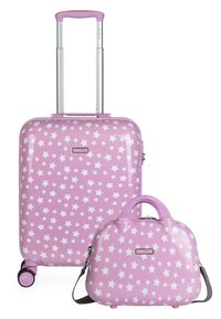 Maleta rígida rosa y bolso de mano a juego, con patrones de estrellas blancas, mango telescópico, ruedas y un asa en la parte superior.