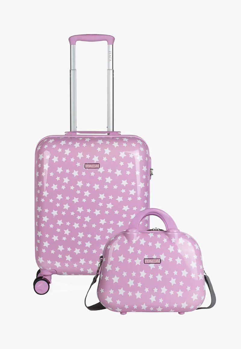 Maleta rígida rosa y bolso de mano a juego, con patrones de estrellas blancas, mango telescópico, ruedas y un asa en la parte superior.