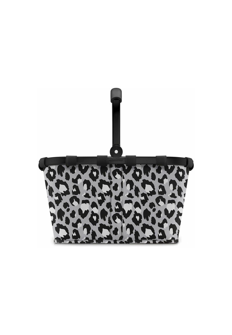 Cesta de tela gris con un diseño de estampado de leopardo negro, que cuenta con un asa negra y herrajes para un transporte seguro. Diseño robusto y estructurado.