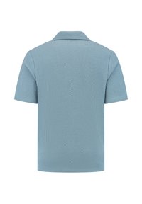 Lichtblauw poloshirt met korte mouwen, textuur gebreide stof, relaxte pasvorm, met een geribbelde kraag en schone randen. Achteraanzicht weergegeven.