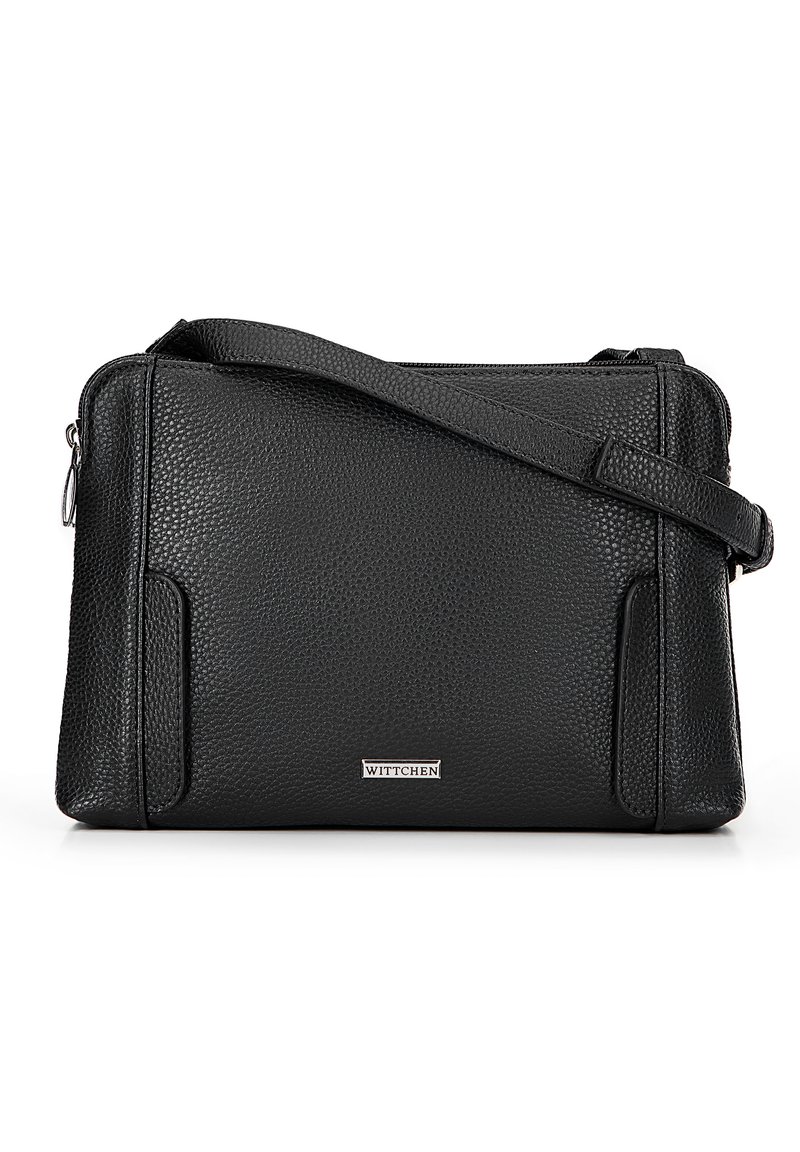 Borsa a mano in pelle nera con superficie testurizzata, forma rettangolare, chiusura con zip, tracolla regolabile e logo in rilievo sul davanti.