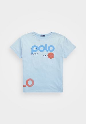 Hellblaues T-Shirt mit kurzen Ärmeln, auf dem vorne "polo" in großen blauen und roten Buchstaben, eine kleine Wellengrafik und die Unterschrift "Ralph Lauren" zu sehen sind.