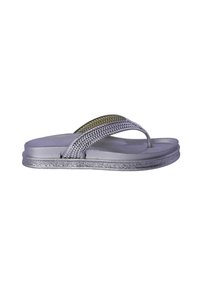 Chanclas plateadas con una correa texturizada y una suela plana que presenta un borde brillante. El diseño es simple, sin patrones ni adornos adicionales.