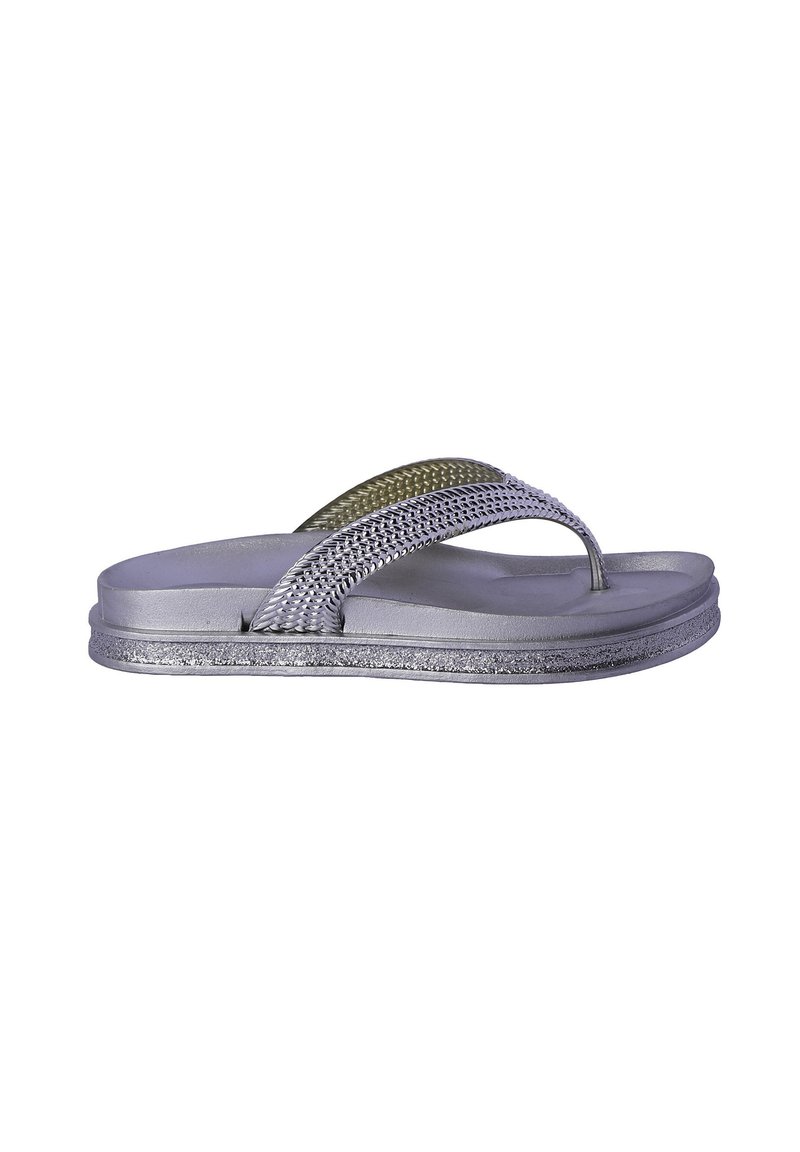 Chanclas plateadas con una correa texturizada y una suela plana que presenta un borde brillante. El diseño es simple, sin patrones ni adornos adicionales.