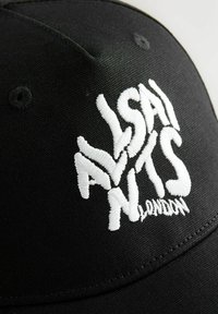 Fekete sapka fehér hímzett felirattal az elülső panelen: "ALSA! NUTS LONDON".