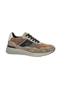 Sneaker with suede and leather panels in beige, brown, and black. Features a dark lace system, padded collar, and rubber sole.