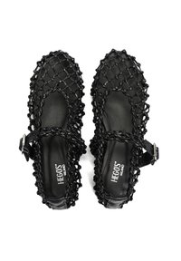 Czarne buty z plecionym wzorem, z gładką skórzaną wkładką i regulowanym paskiem na boku. Płaska podeszwa.