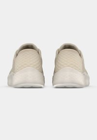 Μπεζ αθλητικά παπούτσια με υφασμάτινο επάνω μέρος με υφή. Μαλακή λευκή ελαστική σόλα και επένδυση στον αστράγαλο για υποστήριξη και άνεση.