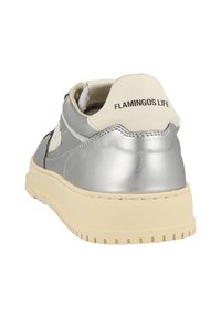 Sneaker low-cut con pannelli argentati metallici e beige, suola crema e scritta "FLAMINGOS LIFE" sulla linguetta del tallone.