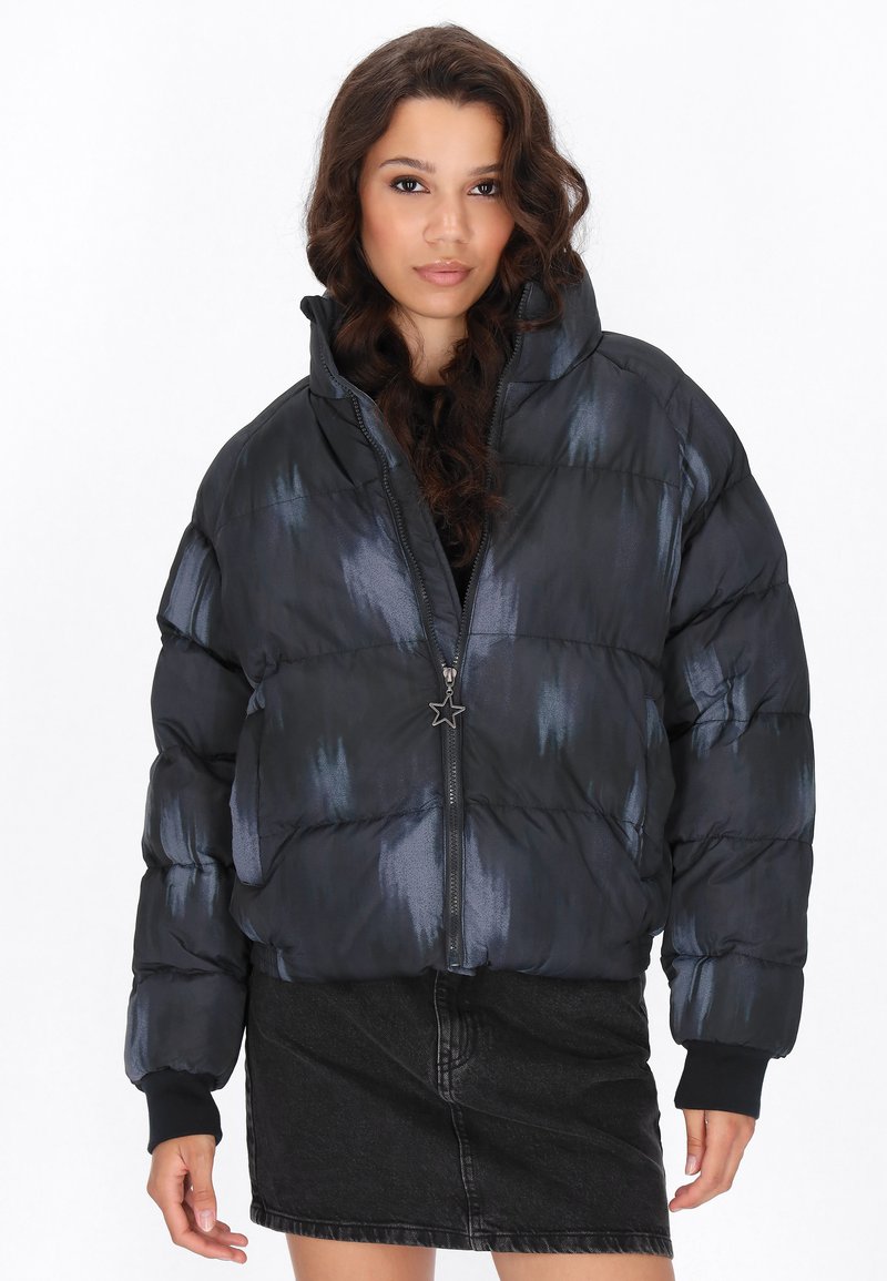 Gevulde zwarte jas met een glanzende afwerking, met een hoge kraag, rits aan de voorkant en een stervormige ritstrekkker. Subtiele blauwe accenten overal.