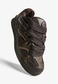 Sötétbarna magas szárú sportcipő vastag fűzőkkel, texturált hálós anyaggal és mű kígyóbőr betétekkel, fehér háttéren, ferde szögből bemutatva.