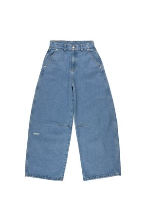 Jasnoniebieskie dżinsy o szerokich nogawkach, zapinane na guzik, z czterema kieszeniami i kontrastowym przeszyciem. Charakteryzują się wycięciem z przodu i logo na krawędzi nogawki.