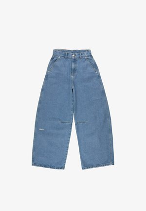 Jasnoniebieskie dżinsy o szerokich nogawkach, zapinane na guzik, z czterema kieszeniami i kontrastowym przeszyciem. Charakteryzują się wycięciem z przodu i logo na krawędzi nogawki.