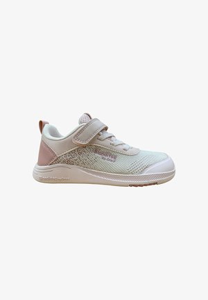 Zapatilla infantil en rosa claro y beige con parte superior de malla, cierre de velcro, cordones y la marca "Blanditos by Crio's" en el lateral y la suela.