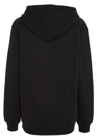 Černá mikina s kapucí s jednoduchým designem. Vyrobená z měkké tkaniny, má dlouhé rukávy a žebrovaný lem. Bez viditelného loga nebo dekorací.