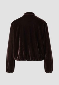 Tumši brūns samta garajam piedurknēm žakets ar elastīgu apakšmali un piedurkņu galiem, redzams no aizmugures uz vienkārša pelēka fona.