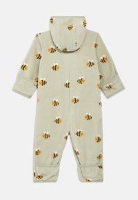 Φλις ολόσωμη φόρμα σε ανοιχτό πράσινο με ολόκληρο μοτίβο με μέλισσες. Διαθέτει κουκούλα και γυρισμένα μανίκια. Μαλακή υφή και ελαστικές μανσέτες στους αστραγάλους.