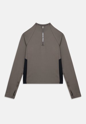 Γκρι μπλουζάκι Nike Pro με μακριά μανίκια, μαύρες πλαϊνές πινελιές και κοντό μπροστινό φερμουάρ με το κείμενο "Nike Pro".