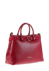 Rode leren handtas met een getextureerd oppervlak, korte handvatten en een decoratieve gesp op de strap. Voorzien van een gouden logo aan de voorkant.