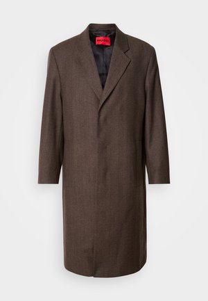 Brun hørfiltet frakke med nota lapel og to sidelommer, der har en sort indvendig foer og en rød mærkeetiket indeni.