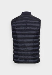 Námořnická prošívaná vesta s vertikálním vzorem, vysokým límcem a hladkým, lesklým povrchem. Pohled zezadu, bez rukávových otvorů, lehká.