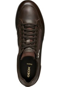 Scarpa in pelle marrone con una texture liscia, caratterizzata da un design con lacci, zip laterale e soletta ammortizzata con il marchio "GEOX Respira".