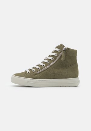 Trampki typu high-top w oliwkowym kolorze z białymi sznurowadłami, bocznym zamkiem błyskawicznym, teksturowaną skórą i białą gumową podeszwą na jednolitym tle.